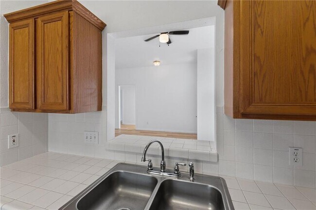 Building Photo - 2906 Greenlawn St