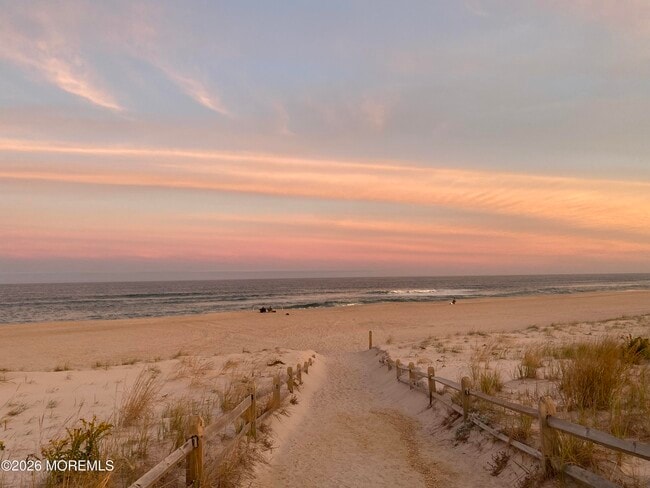 Building Photo - 10 SE Central Ave