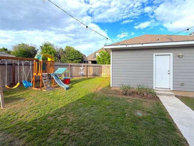 Building Photo - 2004 Pecan Island Dr