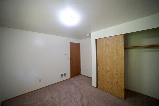 Building Photo - Spacious Townhome with Private Yard Near Lake Stevens!