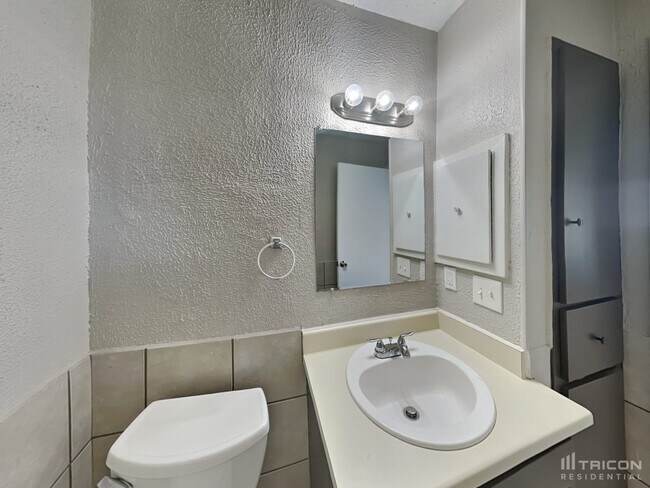 Building Photo - 206 Royal Dr