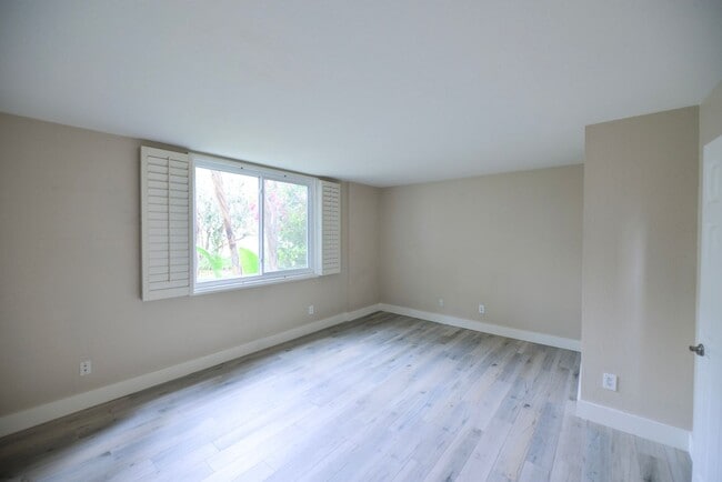 Building Photo - Fully Remodeled unit in the beautiful gate...