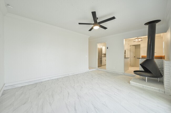 Building Photo - 2525 SE 47th St