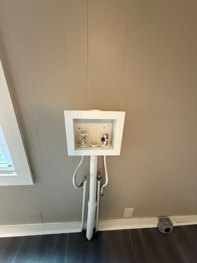 Building Photo - Charming 2-Bedroom Duplex in a Convenient Location!