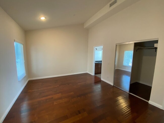 Building Photo - Beautiful Four Bedroom Townhouse in Pasadena