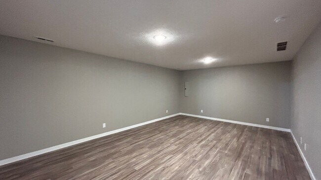 Building Photo - 4 Bedroom Townhome