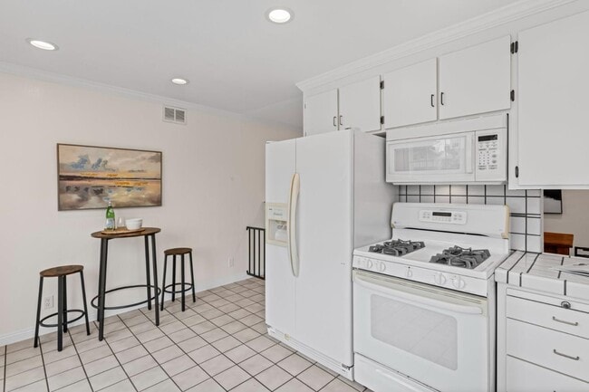 Building Photo - 464 Edelweiss Dr