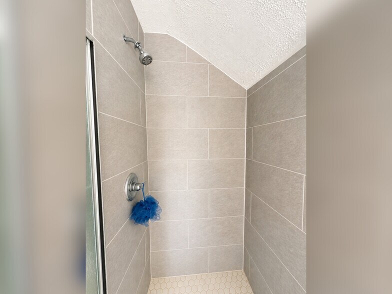 Shower - 276 Atlantic St