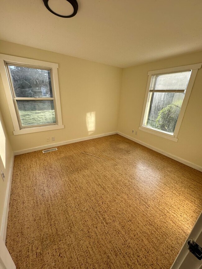 Building Photo - 3 Bed Room 1.5 Bath