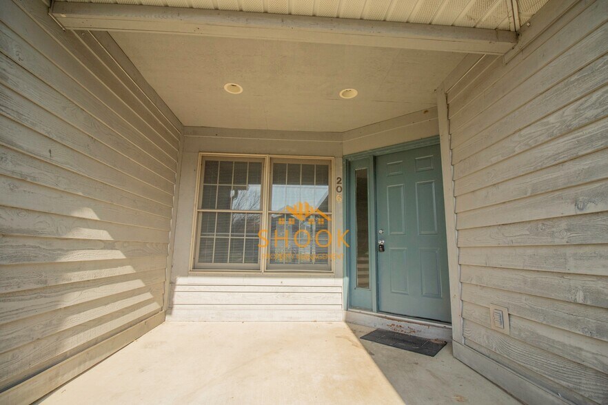 Building Photo - 206 E Pine Ave