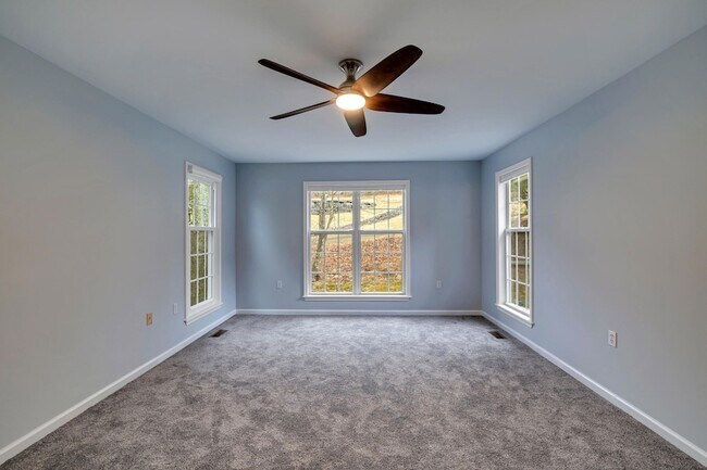 Building Photo - 212 Hawthorne Village Ct