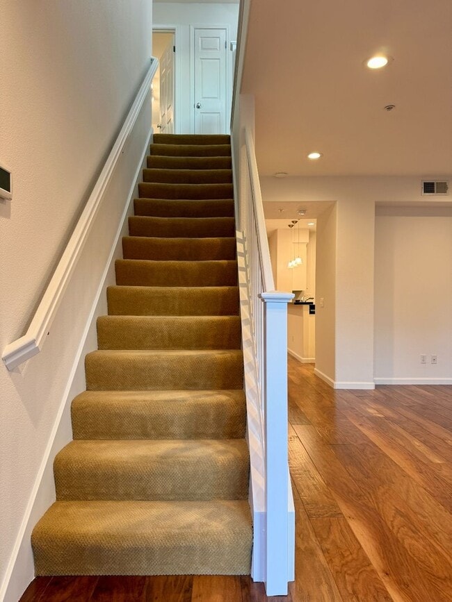 Building Photo - Gorgeous 3 bedroom, 2 and a half bathroom townhome in Hamilton Field for rent!