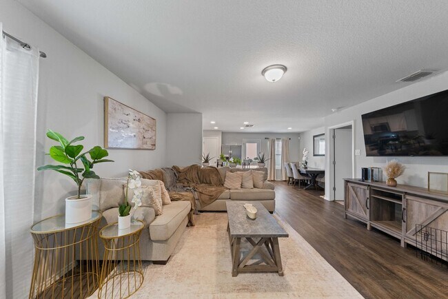 Building Photo - Spacious 3-Bed Home with Pool Access, Trails, and Fenced Yard in Converse