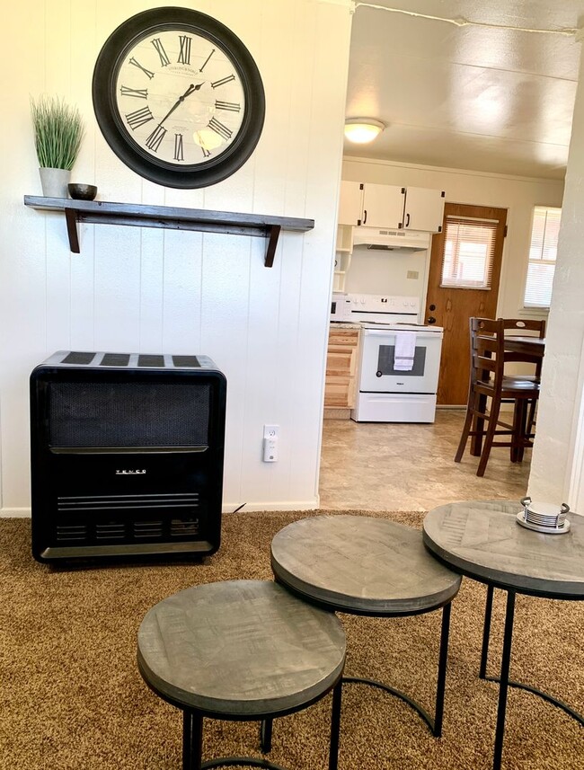 Building Photo - 2 bedroom 1 bath Fully furnished unit