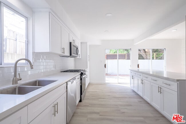 Building Photo - 823 S Detroit St