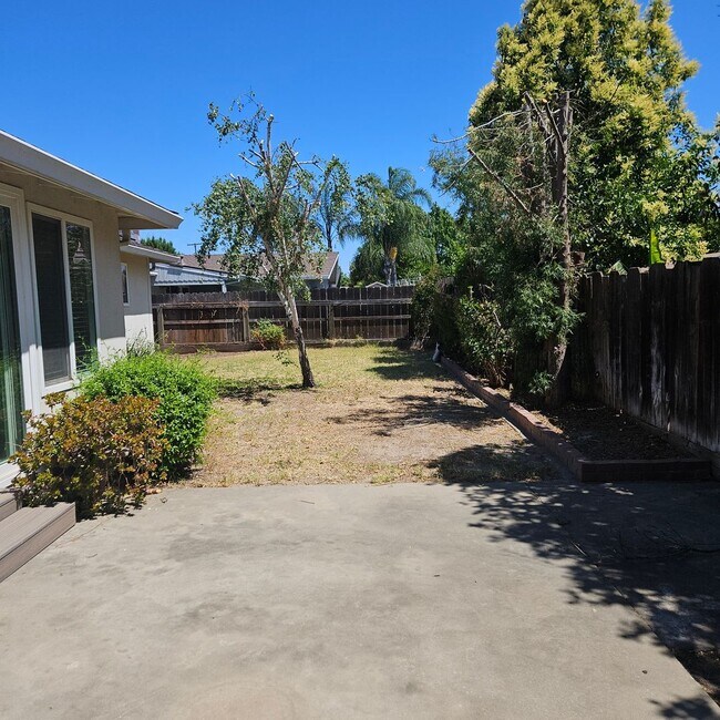 Building Photo - 1610 Springwood Dr