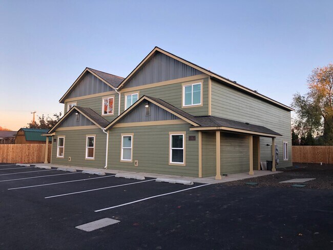 Building Photo - 4.5 Bathrooms ! 4 large bedrooms! Close to CWU