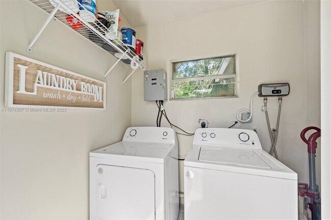 Building Photo - 1125 NE 5th Ave