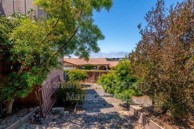 Building Photo - 1446 Skyview Dr