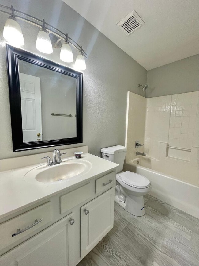 Building Photo - 686 W Del Rio St