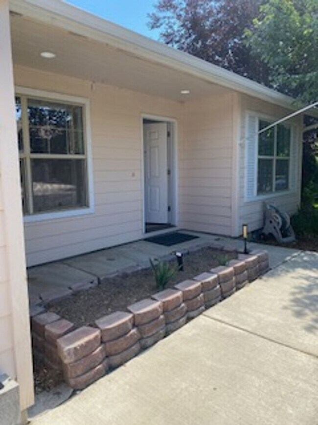 Building Photo - NW Redmond on a huge lot!