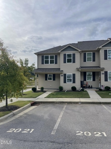 Building Photo - 2021 Wiggins Village Dr