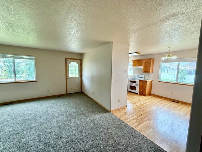Building Photo - Ranch Style Home Located on Dead-End Street, Easy Access to I-25