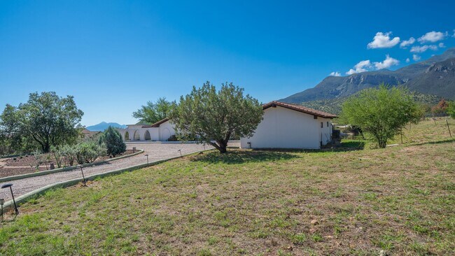 Building Photo - Mountain Views