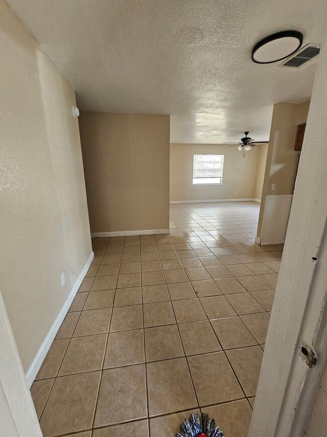 Building Photo - 1605 N Lake Shipp Dr