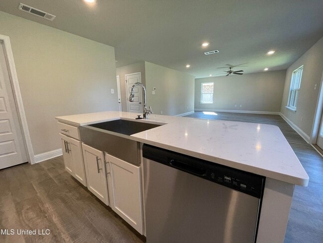 Building Photo - Large 4-bedroom home located in the South ...