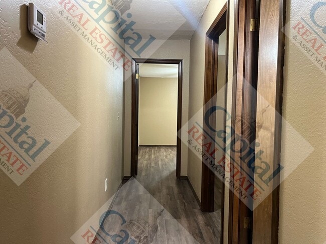 Building Photo - Spacious 4 Bedroom