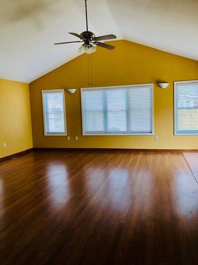 Building Photo - Stunning 3 Bedroom, 2 Bath Home in Univers...