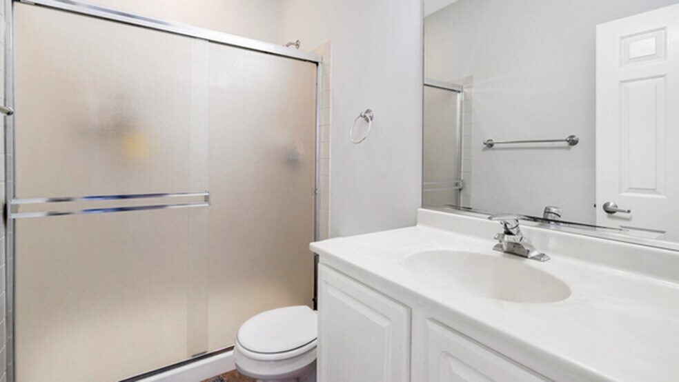 Building Photo - 720 W Evergreen Ave