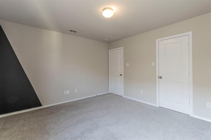Building Photo - 1800 Emilia Dr