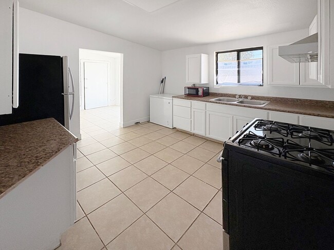Building Photo - 1405 W Princess Jeanne Dr