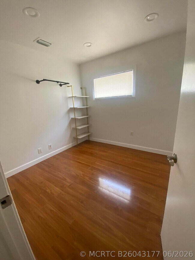 Building Photo - 809 E Broward Blvd