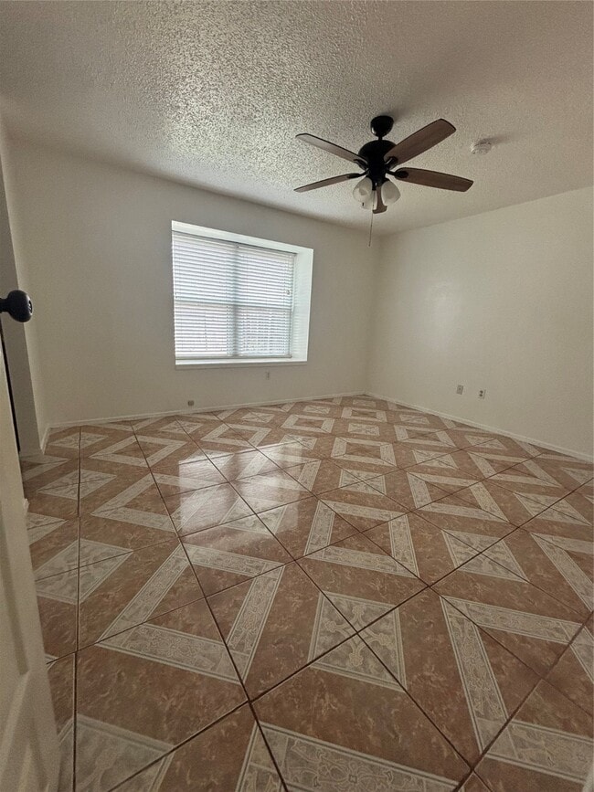 Building Photo - 2908 Sandpiper Dr