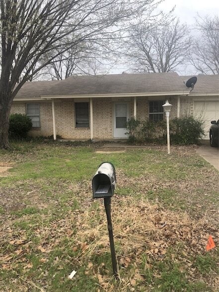 Building Photo - 3020 Montclair Pl