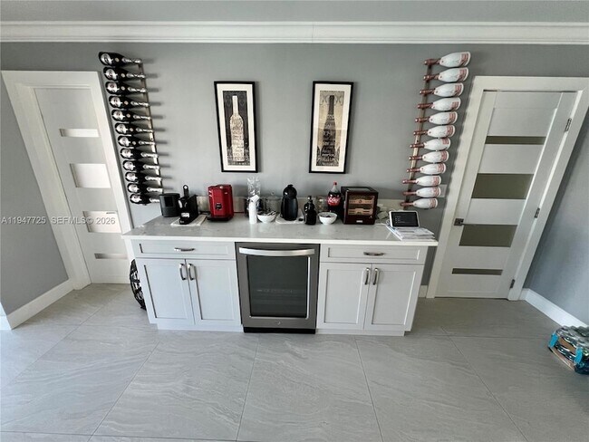 Building Photo - 5510 Bayview Dr