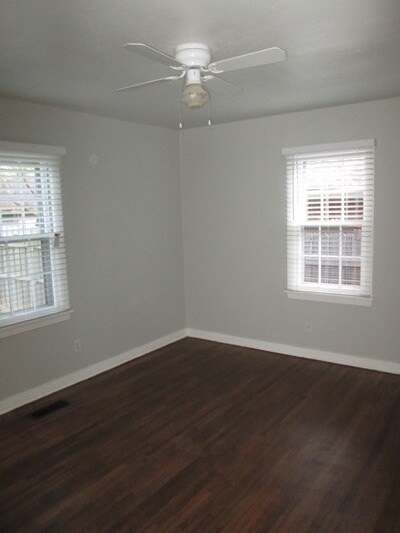 Building Photo - PRELEASING Early Aug 2026 -(3) Bed/(1) Bath Close to Campus! Pet Negotiable!