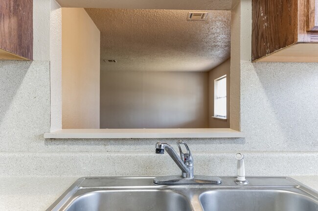 Building Photo - 404 E Texas Dr