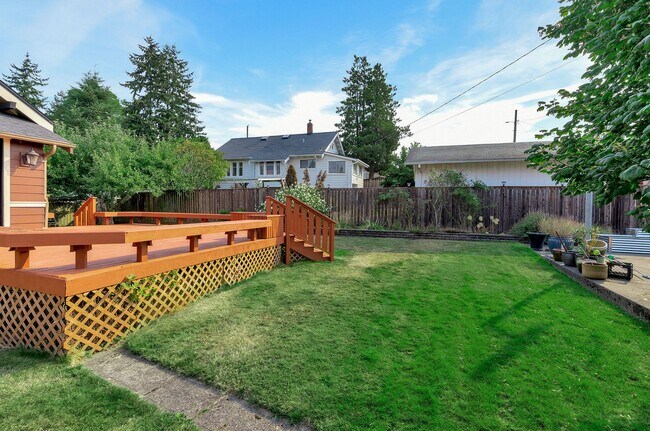 Building Photo - North End Tacoma Three Bed Craftsman