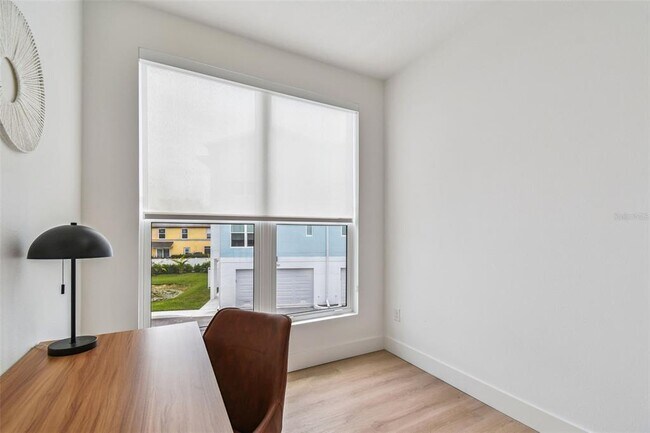 Building Photo - 3840 Pompano Dr SE