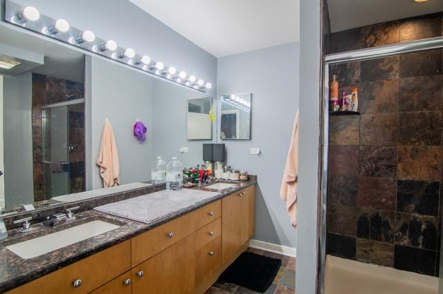 Building Photo - 2 bedroom in CHICAGO IL 60653