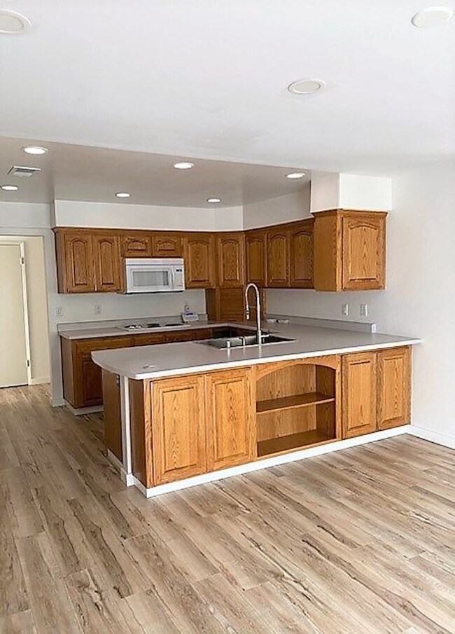 Building Photo - Live in West Redding!!
