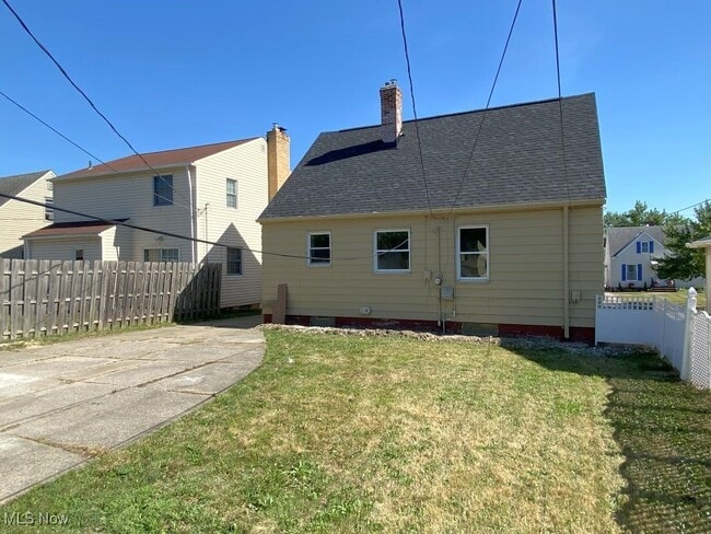 Building Photo - 21417 Gardenview Dr