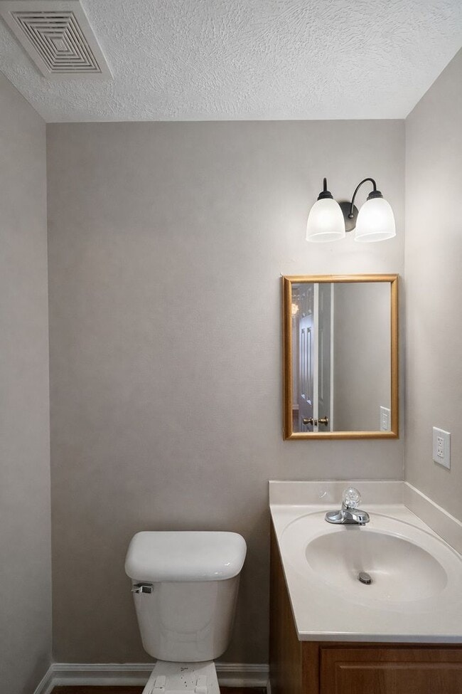 Building Photo - Beautiful 3 Bedroom 2 Bath Home