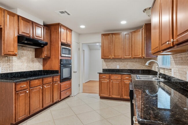 Building Photo - 10170 Hanka Dr