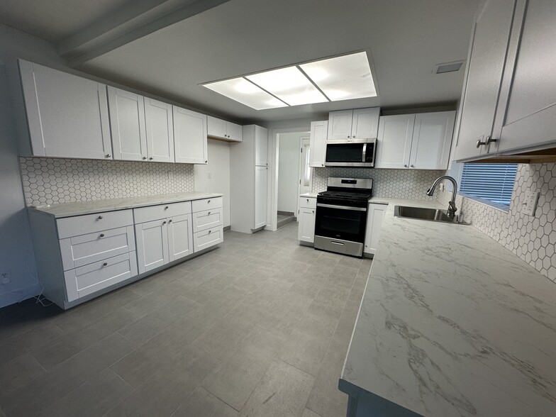 Remodeled Kitchen - 24171 Laulhere Plz