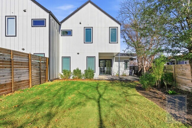 Building Photo - 4701 Sara Dr